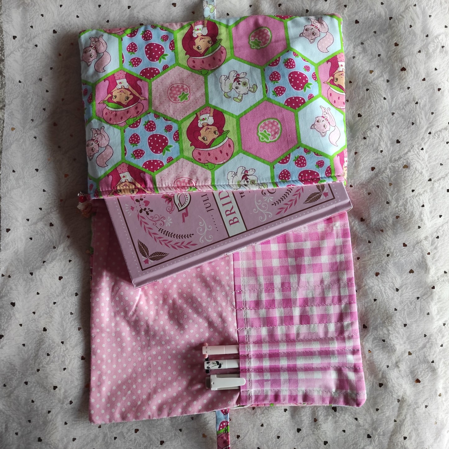 Funda literaria tarta de fresa