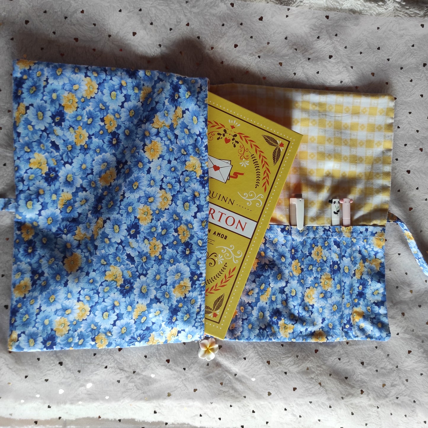Funda literaria flores azules
