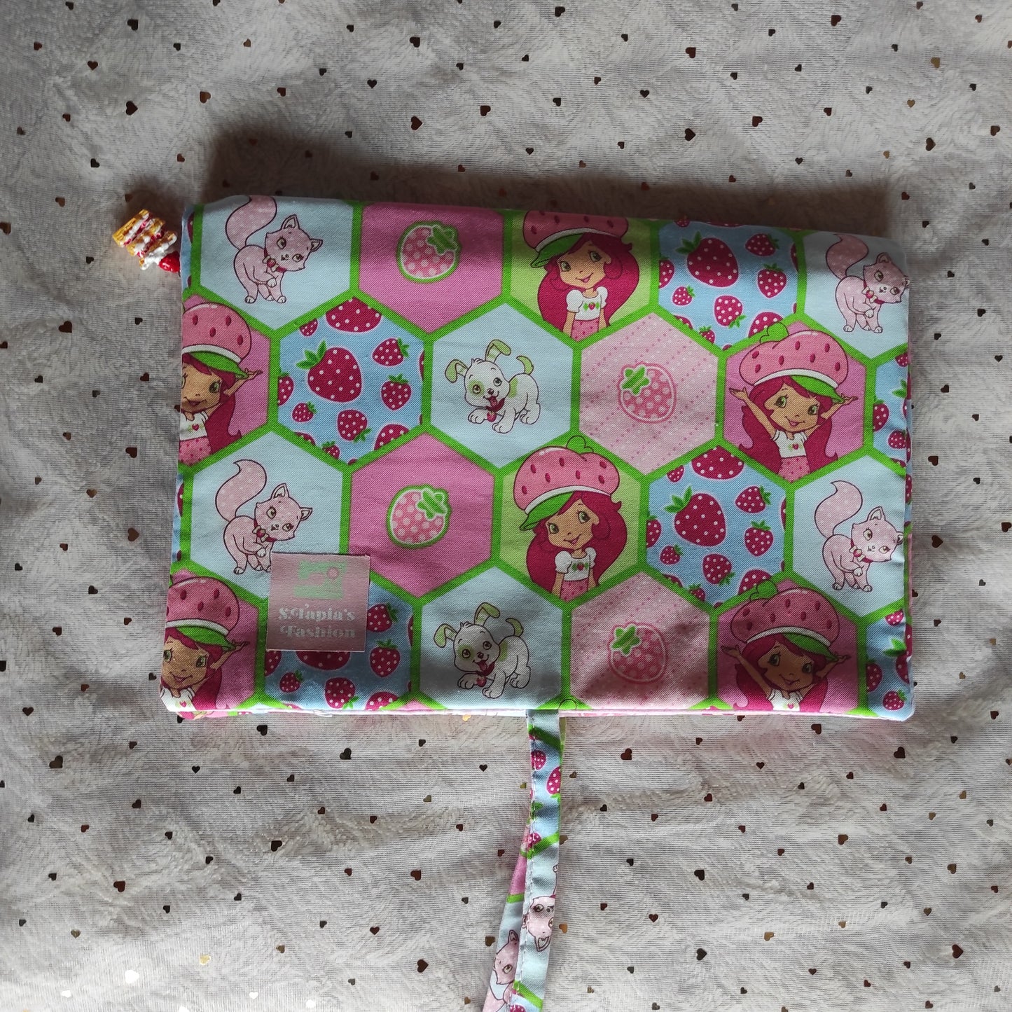 Funda literaria tarta de fresa
